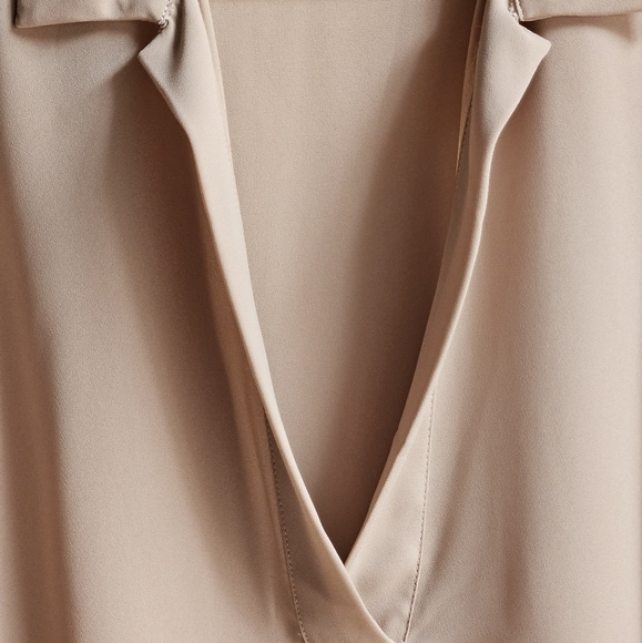 Olivaceous Collared V-Neck Blouse in Women's Small - Picture 4 of 16